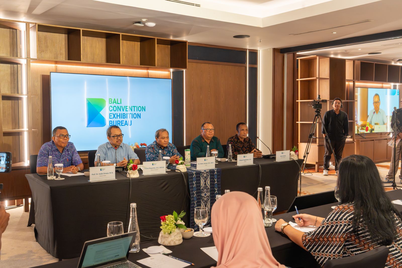 Ketut Jaman explaining the global MICE industry recovery at The Meru Sanur